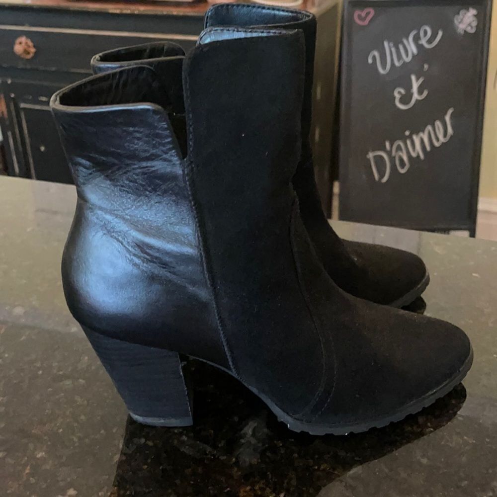 Tahari Black Leather Gold Zips Booties 10M EUC
